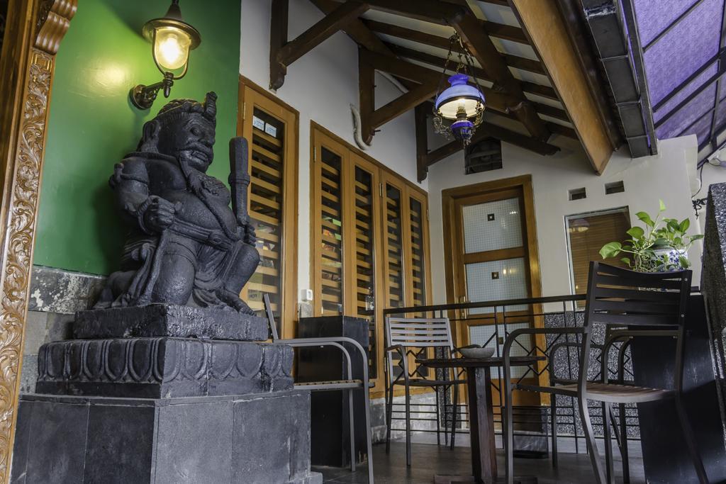 Dhanesvara Holistic Unique Homestay Wonocolo Exterior photo