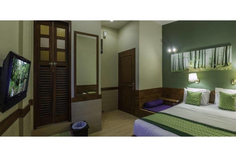 Dhanesvara Holistic Unique Homestay Wonocolo Exterior photo
